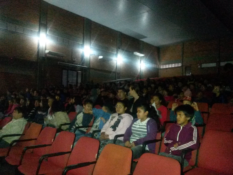 Espetáculo “O mundo dos brinquedos” reúne cerca de 400 estudantes